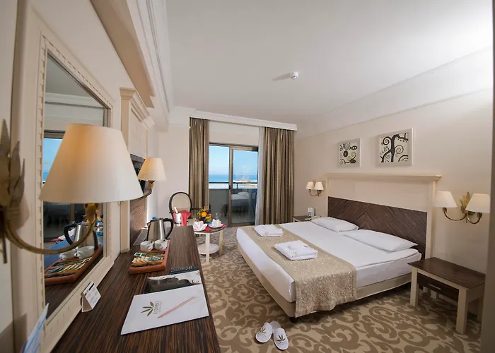 Aydinbey King's Palace & シダ