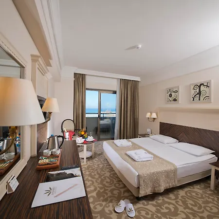 Aydinbey King's Palace & シダ